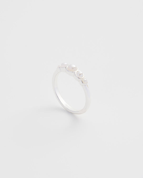 Bague argentée à perle