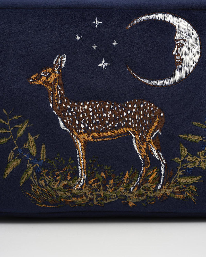 Trousse de toilette brodée Biche & lune en velours – Bleu myrtille