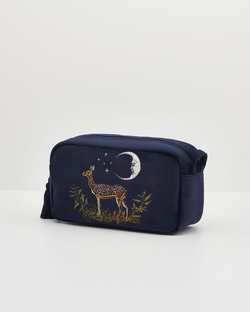 Trousse de toilette brodée Biche & lune en velours – Bleu myrtille